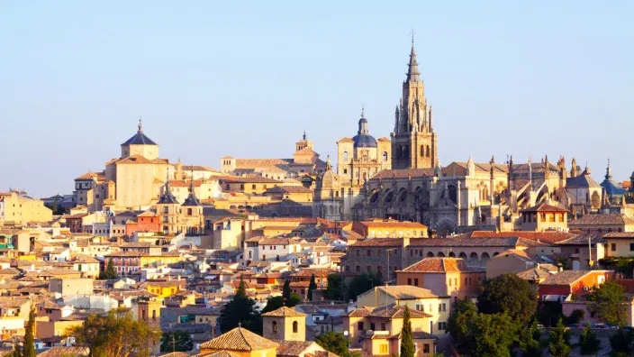 Vista panorámica de Toledo con la catedral destacando entre los edificios históricos.