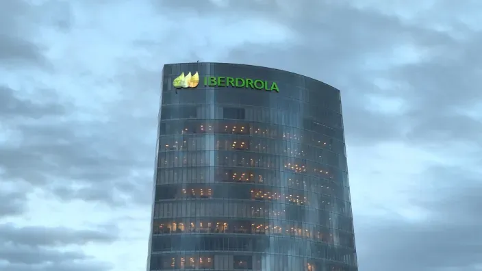 Torre Iberdrola en Bilbao iluminada al anochecer.