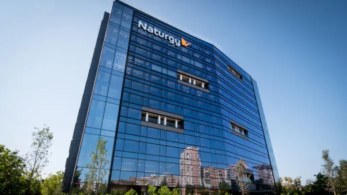 Edificio de la sede de Naturgy con fachada acristalada en un día despejado