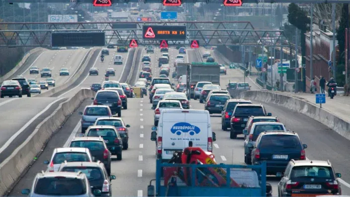 Tráfico intenso con retenciones en una autopista urbana durante una hora punta