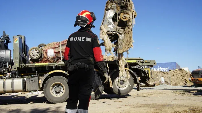 Miembro de la Unidad Militar de Emergencias (UME) supervisando la retirada de restos de un vehículo destruido tras la DANA de 2024.