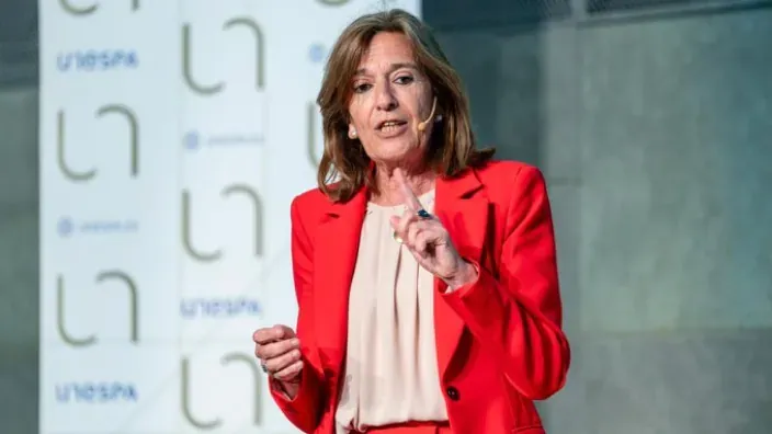 La presidenta de UNESPA, Mirenchu del Valle, interviene en una conferencia sobre el sector asegurador.