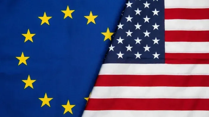 Banderas de la Unión Europea y Estados Unidos para ilustrar diferencia en normativas.