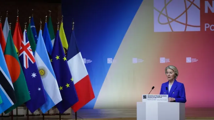 Ursula Von der Leyen, presidenta de la Comisión Europea, durante su intervención en el Nuclear Energy Summit en Paris, Francia. 