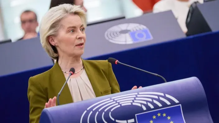 Ursula von der Leyen interviniendo en el Parlamento Europeo
