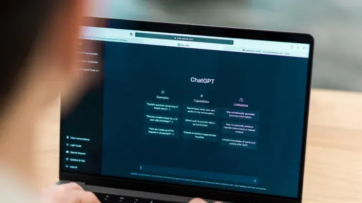 Persona usando ChatGPT en su ordenador para interactuar con herramientas de inteligencia artificial.