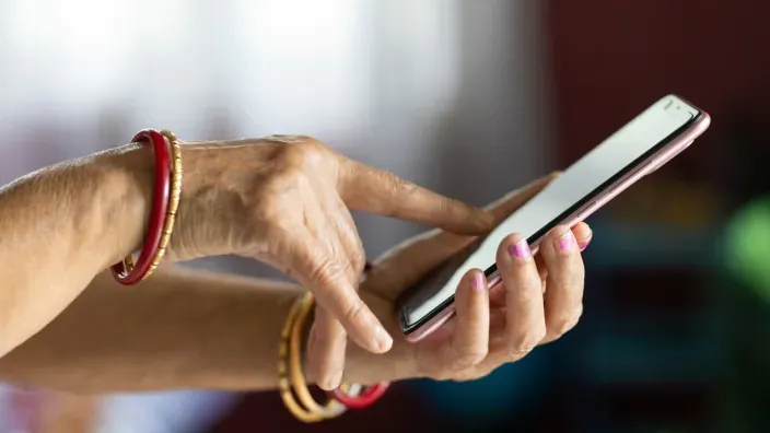 Persona utilizando un teléfono móvil ante el apagado progresivo de la red 3G de Orange.