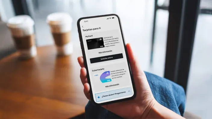 Cliente consultando las opciones de tarjeta MyCard y Cybertarjeta en la app móvil de CaixaBank.