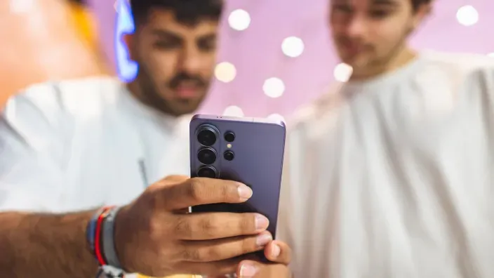 Jóvenes analizando el diseño y las cámaras del nuevo Samsung Galaxy S26 Ultra.