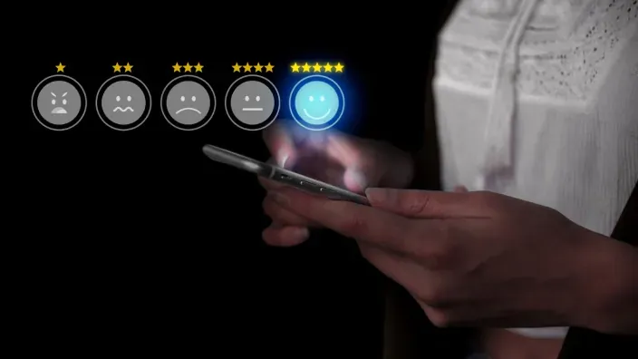Usuario enviando reseña de satisfacción al cliente con 5 estrellas desde el móvil.
