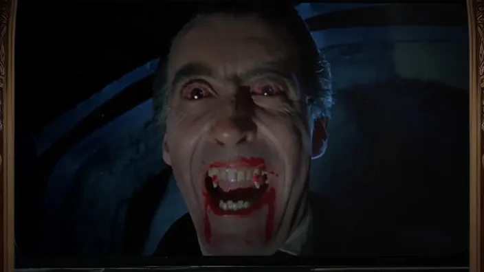 El actor Christopher Lee como Drácula, con ojos rojos, colmillos afilados y la boca manchada de sangre en un primer plano.