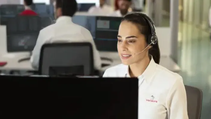 Operadora de la Central Receptora de Alarmas de Verisure monitorizando avisos de seguridad.