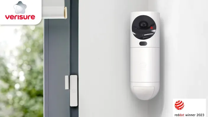 Cámara y sensor de seguridad Verisure instalados en la pared junto a una ventana.