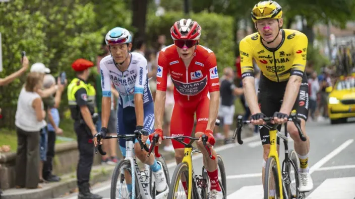 Jonas Vingegaard con el maillot amarillo de líder junto a otros ciclistas durante una etapa de La Vuelta a España.