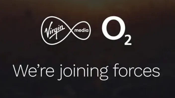 Logotipos de Virgin Media y O2 anunciando la fusión de las compañías en Reino Unido.
