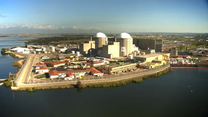 Vista aérea de la central nuclear de Almaraz junto al agua