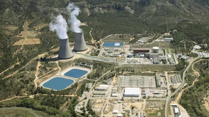 Vista aérea de la central nuclear de Cofrentes con torres de refrigeración y edificios industriales