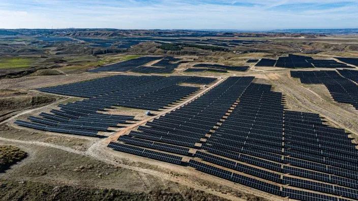 Vista aérea de una planta solar fotovoltaica en un paisaje abierto