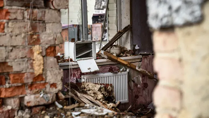 Vivienda destruida con paredes derrumbadas y electrodomésticos dañados tras un siniestro climático