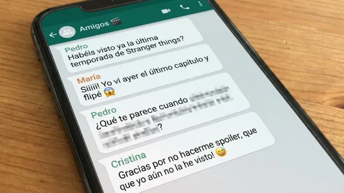 Chat de WhatsApp sobre Stranger Things con un mensaje oculto para evitar spoilers en el móvil.