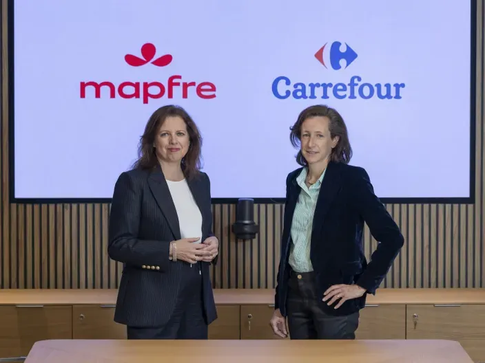 Directivas de Mapfre y Carrefour posan durante un acto corporativo tras un acuerdo estratégico entre ambas compañías