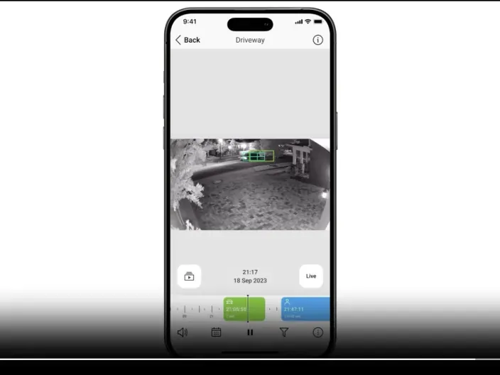 App de videovigilancia en un móvil muestra grabaciones de una cámara de seguridad con visión nocturna y detección de movimiento.