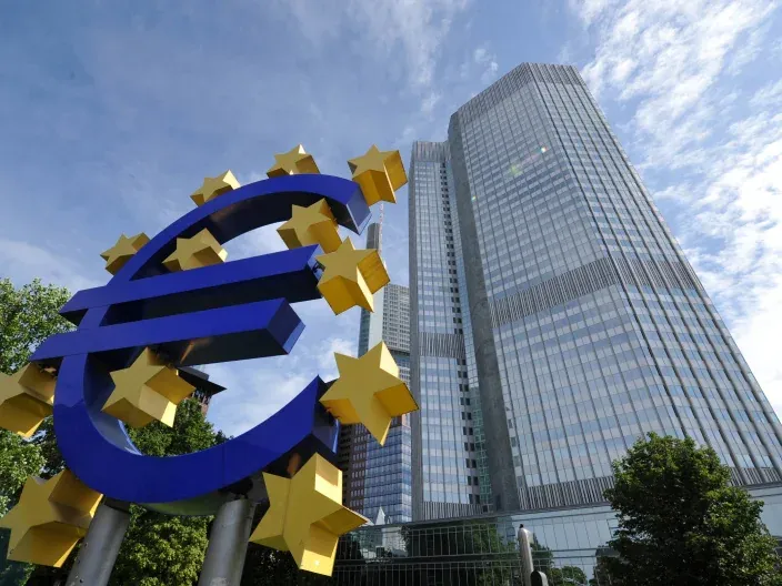 El símbolo del euro frente a la sede del Banco Central Europeo (BCE) en Frankfurt. Sede de la política monetaria europea.