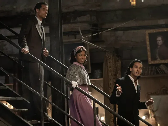 Escena de la serie Entrevista con el Vampiro con Louis, Claudia y Armand bajando escaleras.