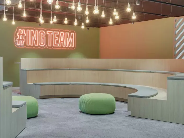 Espacio interior de ING con un rótulo luminoso que dice INGTEAM