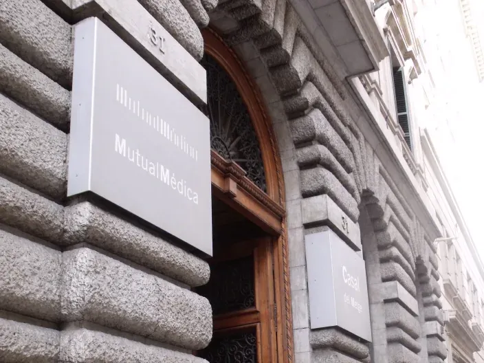 Fachada de un edificio con rótulos de Mutual Médica