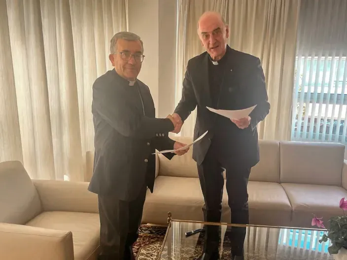 Los representantes de la Conferencia Episcopal Española y de UMAS Seguros se dan la mano tras la firma del acuerdo para asegurar la visita del Papa.