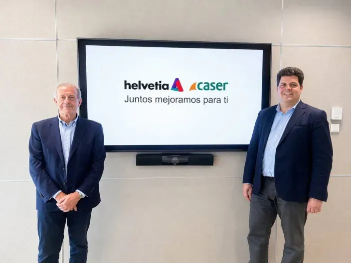 Directivos de Helvetia y Caser junto al logotipo de su alianza estratégica con el lema Juntos mejoramos para ti.