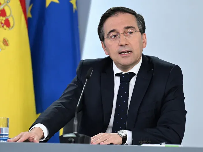 El ministro de exteriores de España, José Manual Albares, hablando en una rueda de prensa institucional con las banderas de España y la Unión Europea al fondo