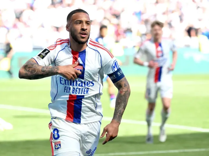 Jugador del Olympique de Lyon celebrando durante un partido
