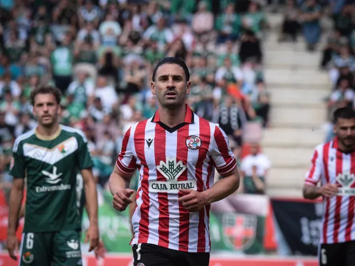Jugador del Zamora CF durante un partido con otros futbolistas al fondo