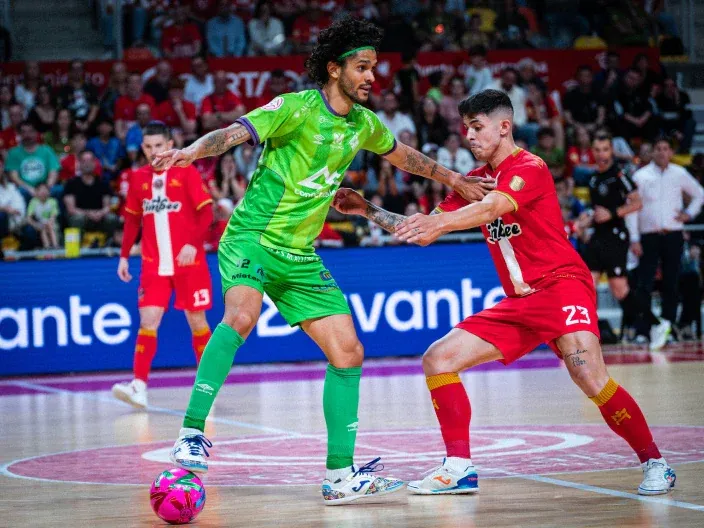 Dos jugadores del Illes Balears Palma Futsal y del Jimbee Cartagena Costa Cálida de fútbol sala disputando el balón durante un partido