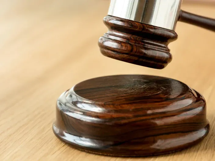 Mazo de juez de madera. Símbolo de la justicia, la ley y una sentencia en un tribunal. Concepto de veredicto judicial.