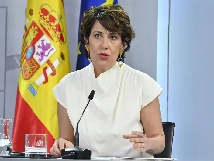 Elma Saiz, ministra de Inclusión y Seguridad Social durante rueda de prensa oficial.