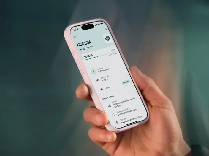 Mano sujetando un móvil con la app de N26 SIM abierta en pantalla