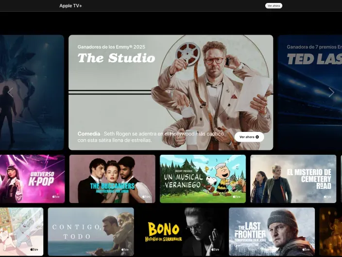 Interfaz de Apple TV+ con varias series y películas destacadas en su pantalla principal.