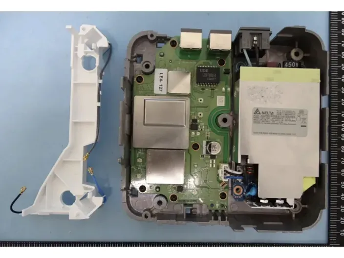 Placa interna de un dispositivo de red con puertos Ethernet, componentes de hardware y fuente de alimentación.