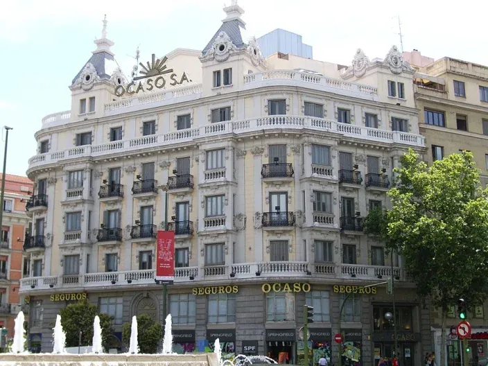 Sede histórica de la aseguradora Ocaso con el logo de la compañía en la fachada.