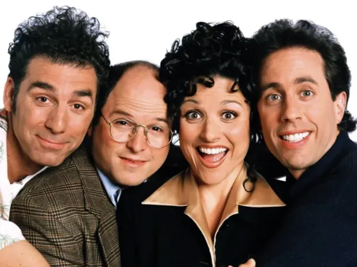 Foto del reparto de Seinfeld, la icónica sitcom de los 90, con sus personajes: Kramer, George, Elaine y Jerry.