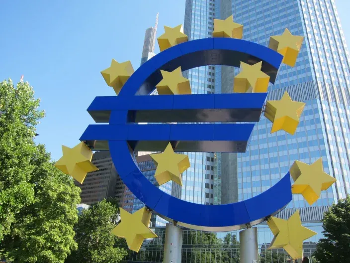 Escultura del símbolo del euro frente al edificio del Banco Central Europeo
