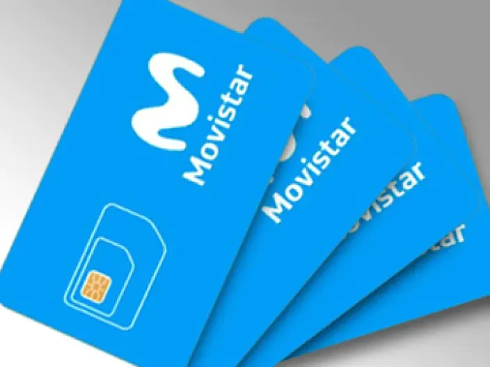 Varias tarjetas SIM azules de Movistar para telefonía móvil y datos representando la red de cobertura móvil.