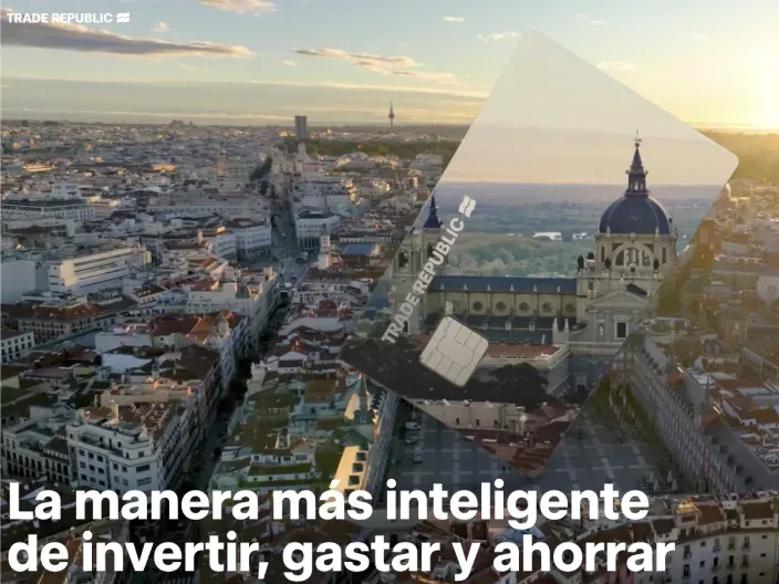 Tarjeta metálica de Trade Republic sobrevolando una vista aérea panorámica de Madrid y La Almudena.