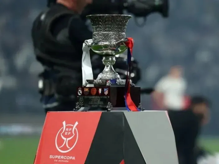 Trofeo de la Supercopa de España de fútbol expuesto en el estadio antes de la final.