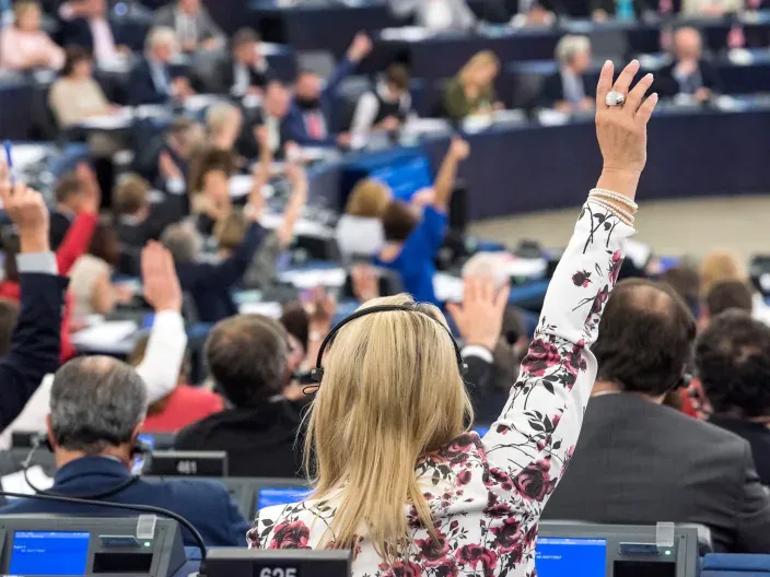 Eurodiputados en el Parlamento Europeo durante una votación a mano alzada.