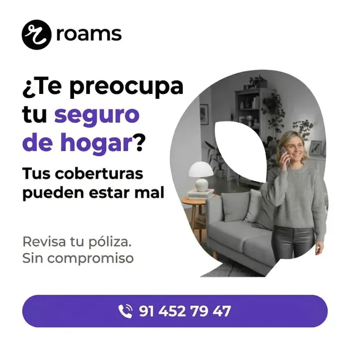 Banner de Roams: ¿Te preocupa tu seguro de hogar? Revisa tu póliza sin compromiso. Mujer mostrando tablet con datos de coberturas.