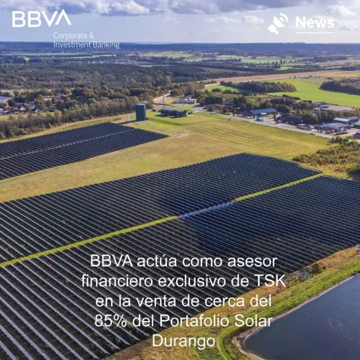 Planta solar vista desde el aire con mensaje de BBVA actuando como asesor financiero en la venta del Portafolio Solar Durango.
